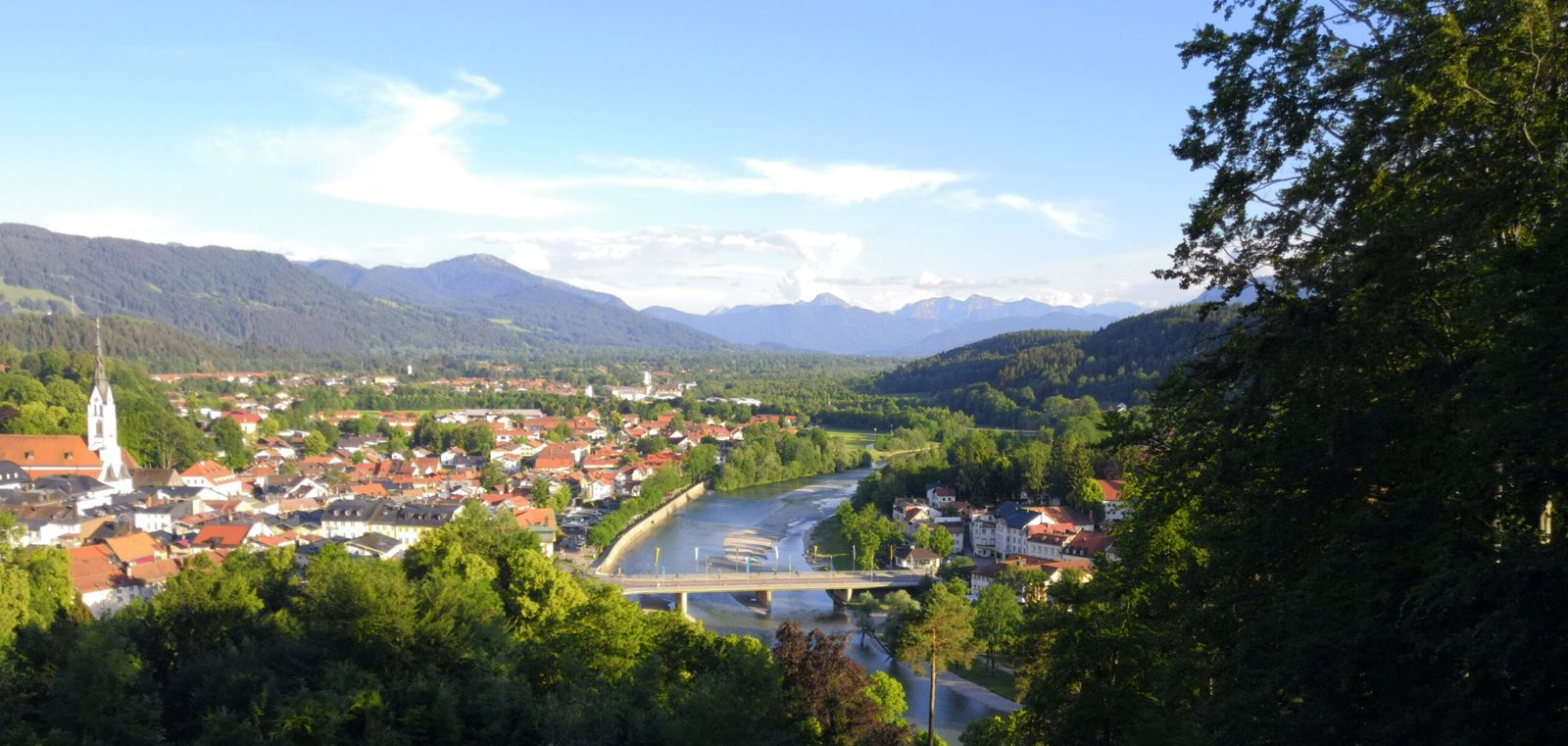 Bad Tölz im Sommer: Blick über die Isar, die Altstadt und die Berge